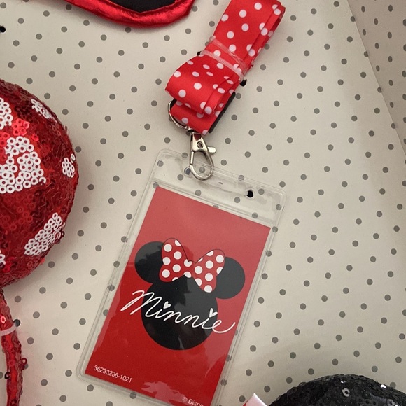 New Exclusive Collection Disney Minnie Mouse Deluxe Travel Accessory Set - Picture 8 of 13